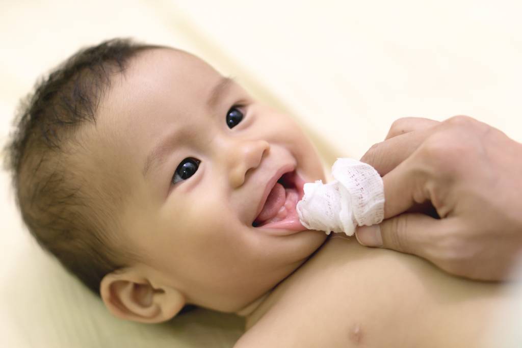 11 Ciri-Ciri Bayi Tumbuh Gigi yang Perlu Bunda Kenali