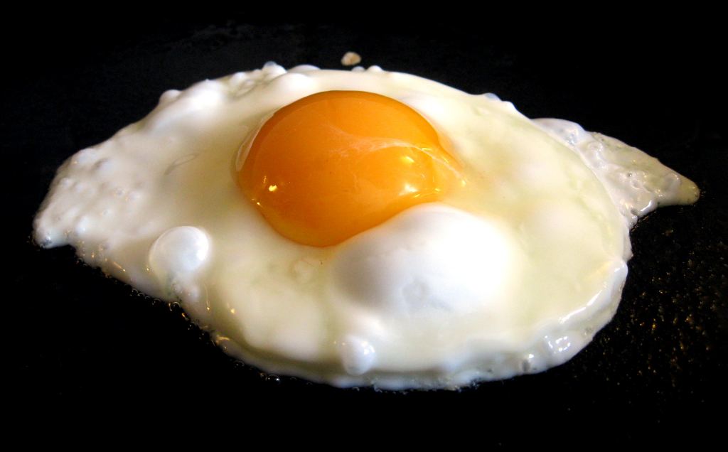 Hobi Makan Telur Bisa Picu Penyakit Jantung, Benarkah?