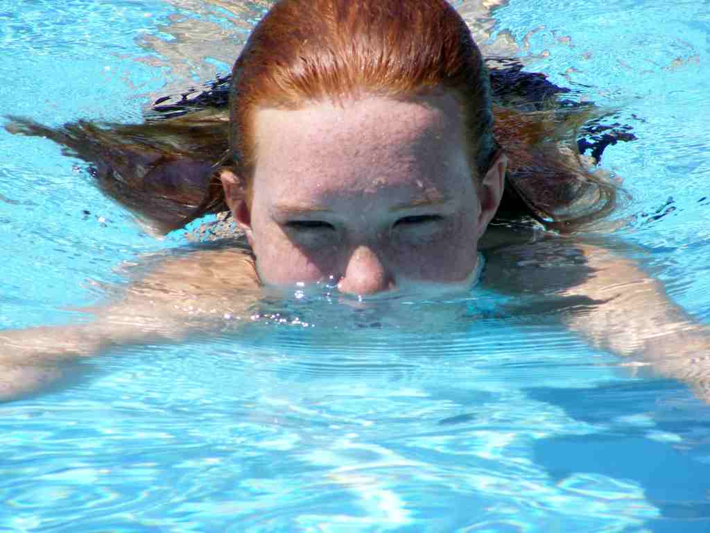 Benarkah Berenang Setelah Makan Berbahaya?