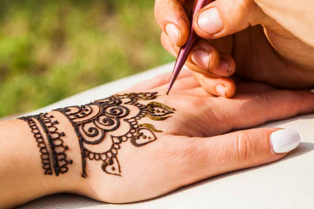 12 Cara Menghilangkan Henna dengan Mudah dan Cepat