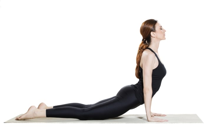 gambar-gerakan-yoga-agar-cepat-hamil-cobra-pose-doktersehat