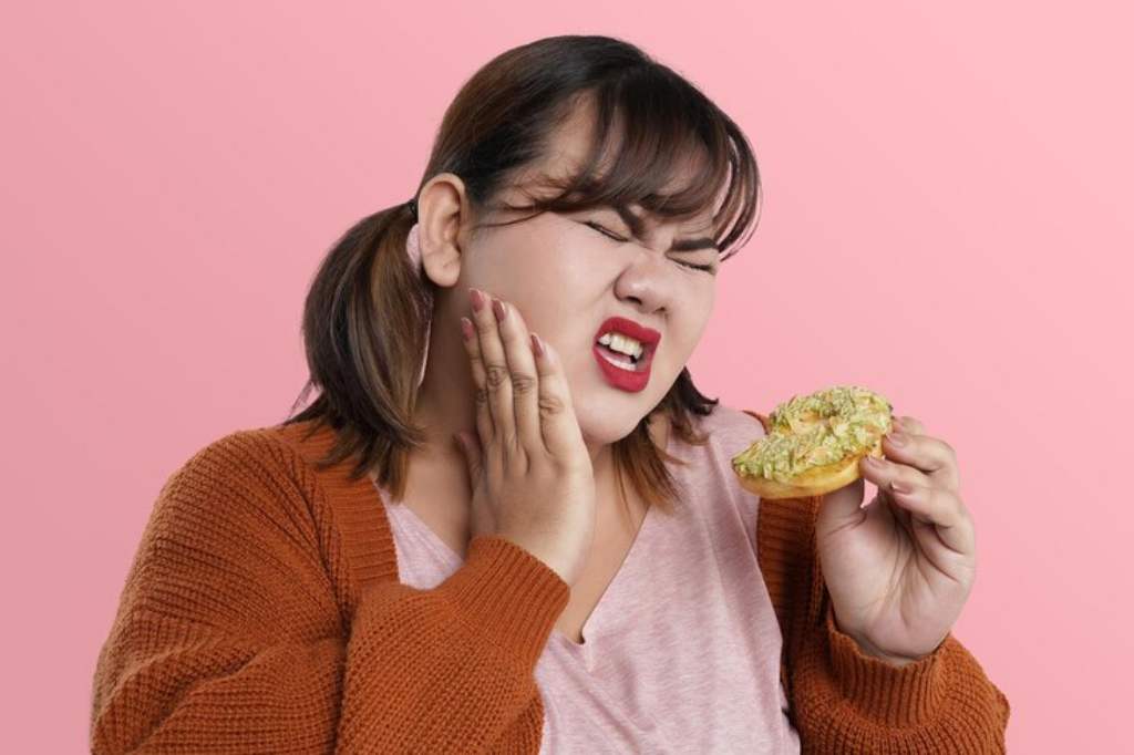7 Penyebab Gigi Ngilu saat Konsumsi Makanan Manis