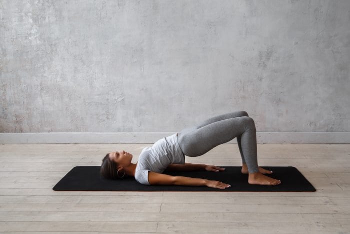 gambar-gerakan-yoga-agar-cepat-hamil-bridge-pose-doktersehat