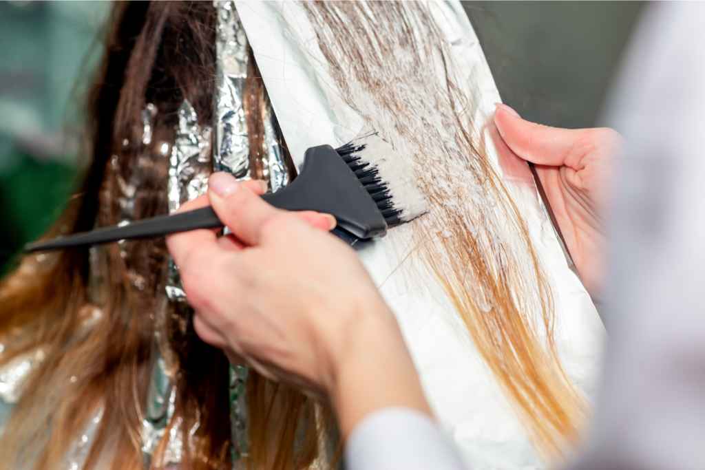 Sering Menggunakan Pewarna Rambut Bisa Memicu Kanker Payudara?