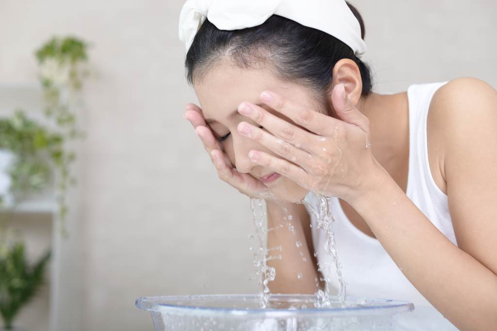 7 Manfaat Air Hangat untuk Wajah Cantik dan Awet Muda