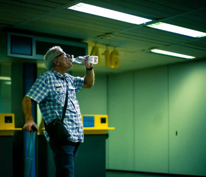 minum-air-ginjal-doktersehat Photo Source: Flickr/abukij
