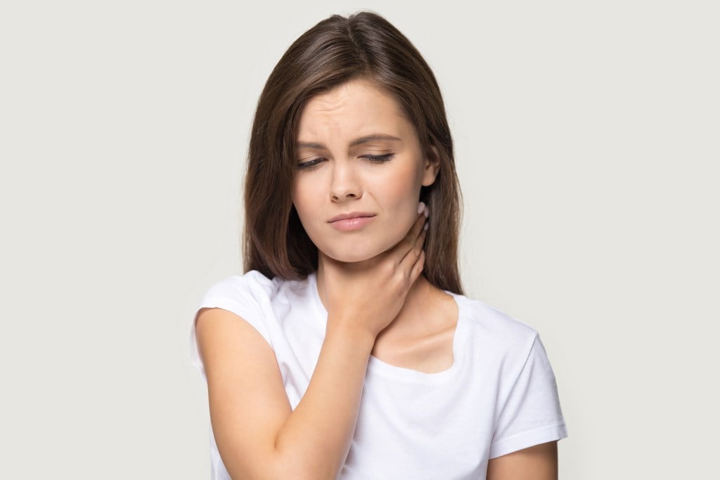 9 Cara Mengatasi Tenggorokan Gatal, Ketahui juga Penyebabnya!