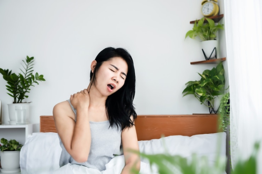Leher Sakit Setelah Bangun Tidur? Ini Penyebab dan Cara Mengatasinya