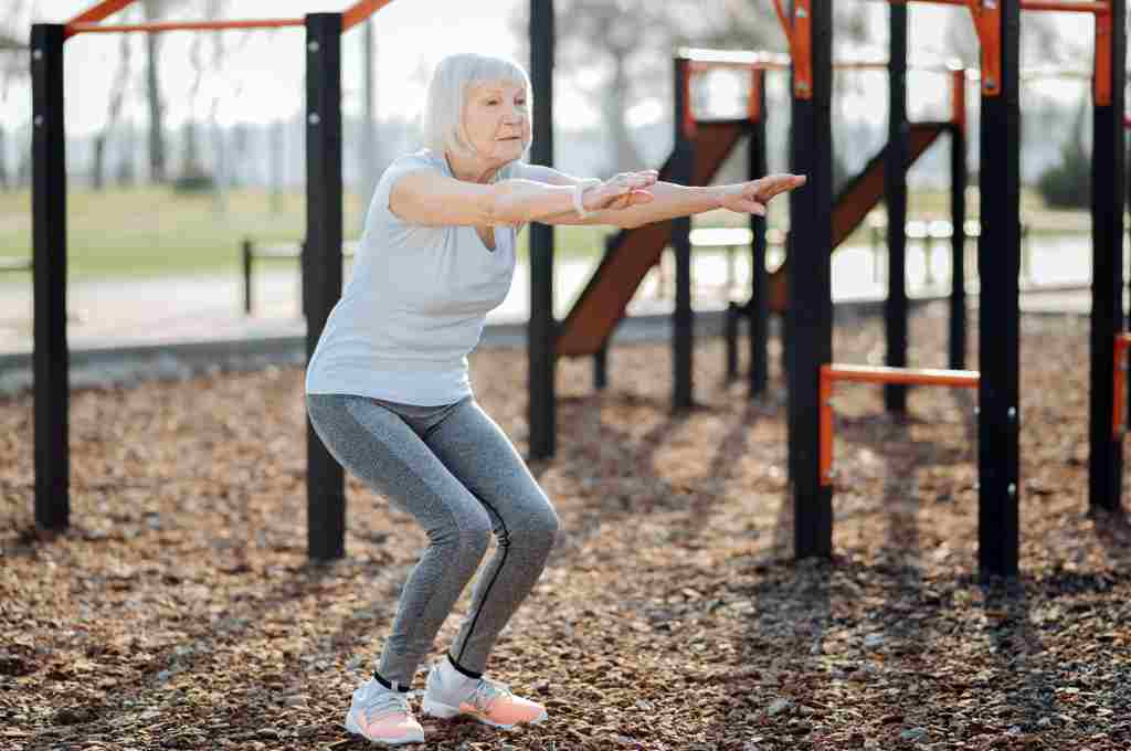 8 Gerakan Senam Osteoporosis untuk Lansia (Mudah dan Efektif)