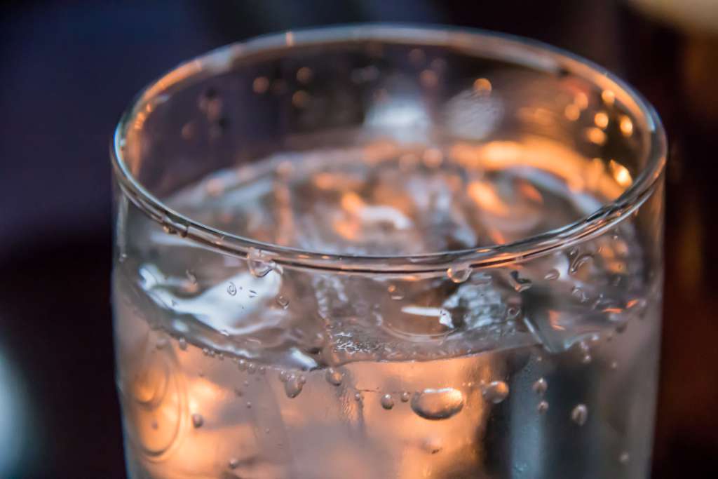 Benarkah Minum Air Dingin Setelah Bangun Tidur Bisa Berbahaya?