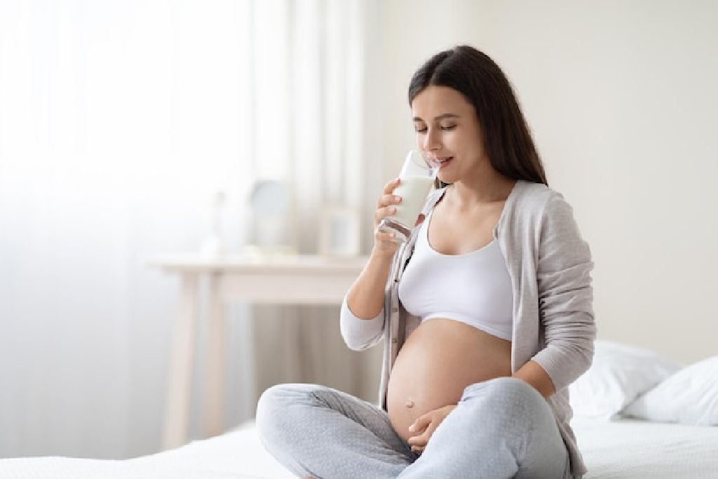 10 Manfaat Susu Kedelai untuk Ibu Hamil dan Efek Sampingnya