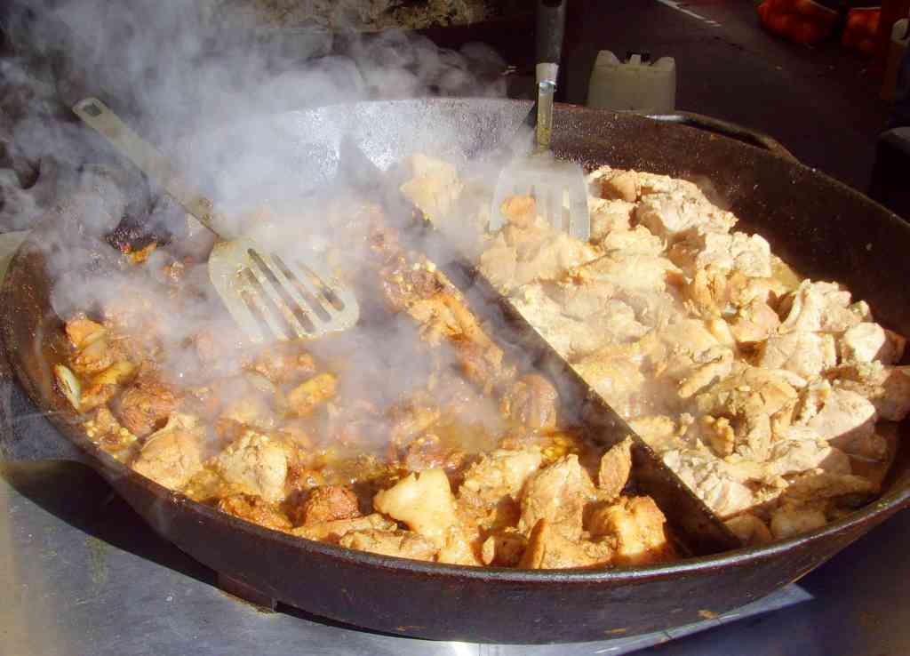 Makan Makanan Terlalu Panas, Wanita Ini Muntah Darah!