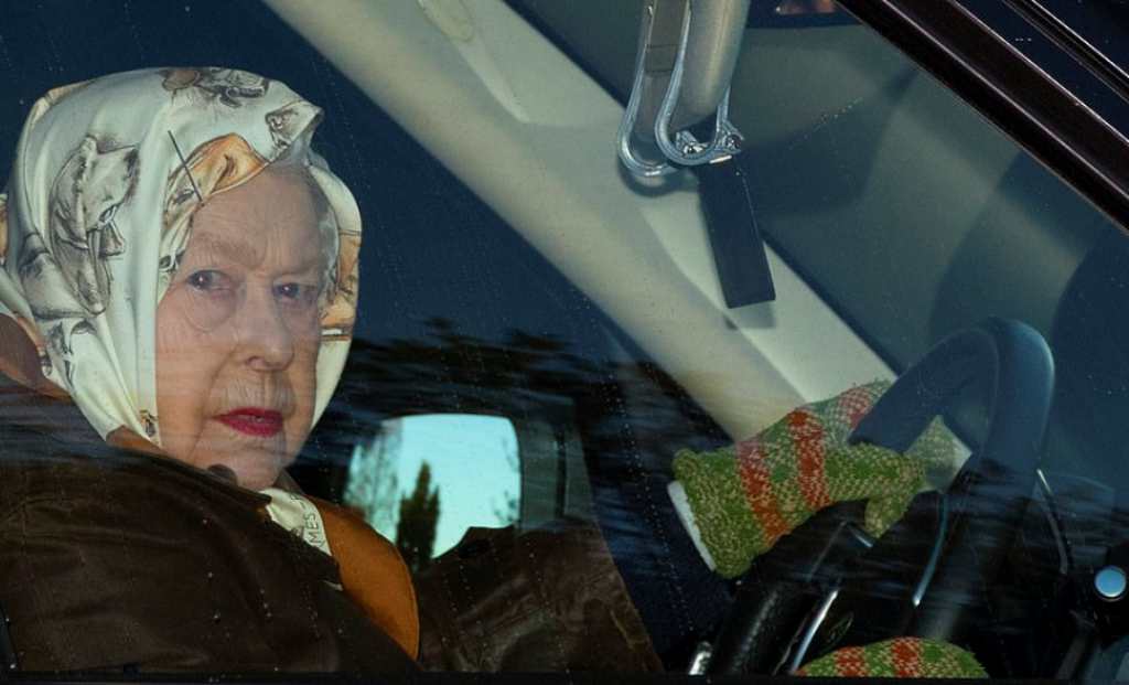 Sudah 93 Tahun, Ratu Elizabeth II Menyetir Mobil Sendiri, Berbahayakah?