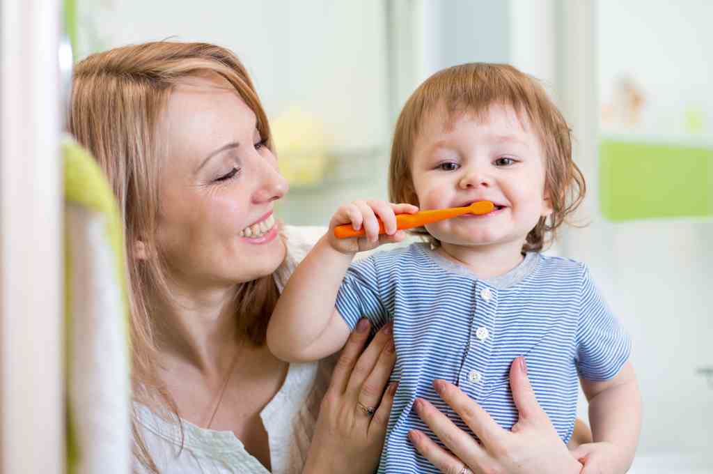 7 Cara Merawat Gigi Bayi yang Baru Tumbuh, Bunda Perlu Tahu!