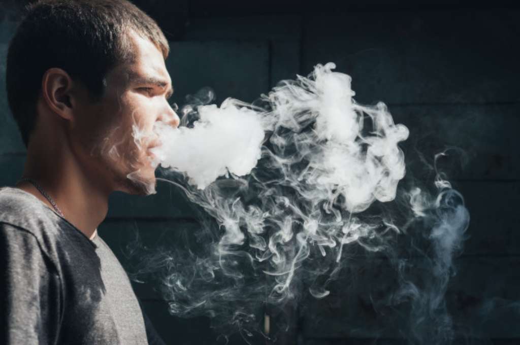 Bahaya Merokok saat COVID-19, Benarkah Perokok Lebih Rentan?