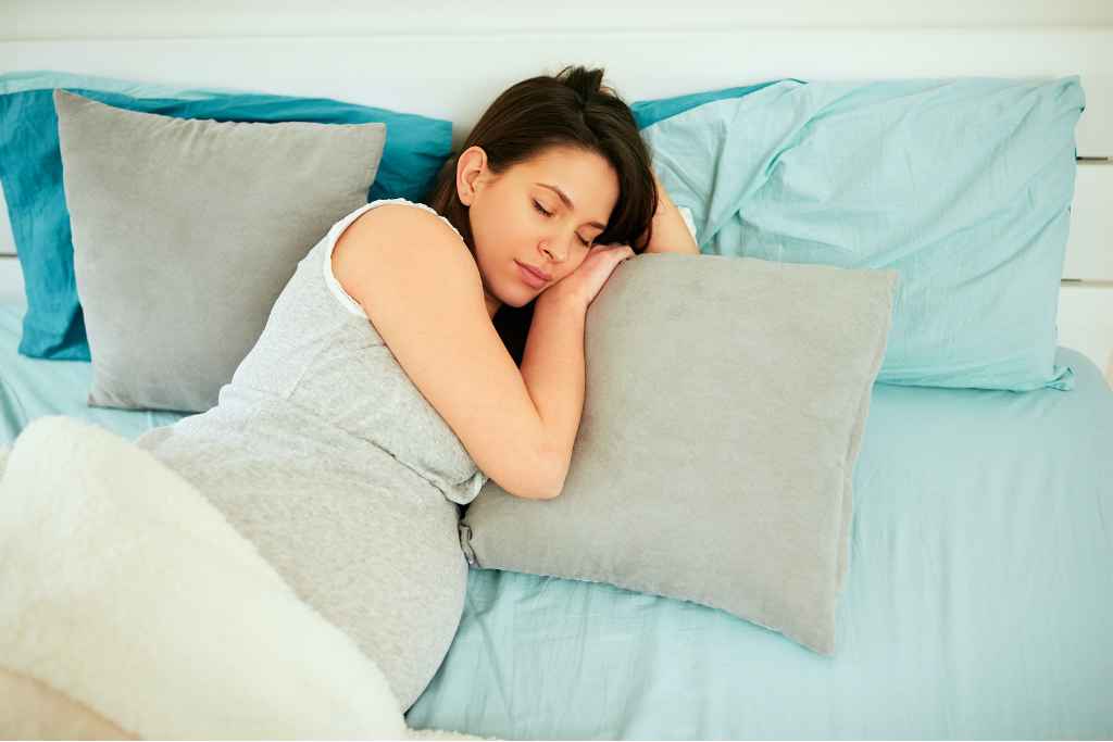 4 Posisi Tidur yang Aman bagi Ibu Hamil Muda
