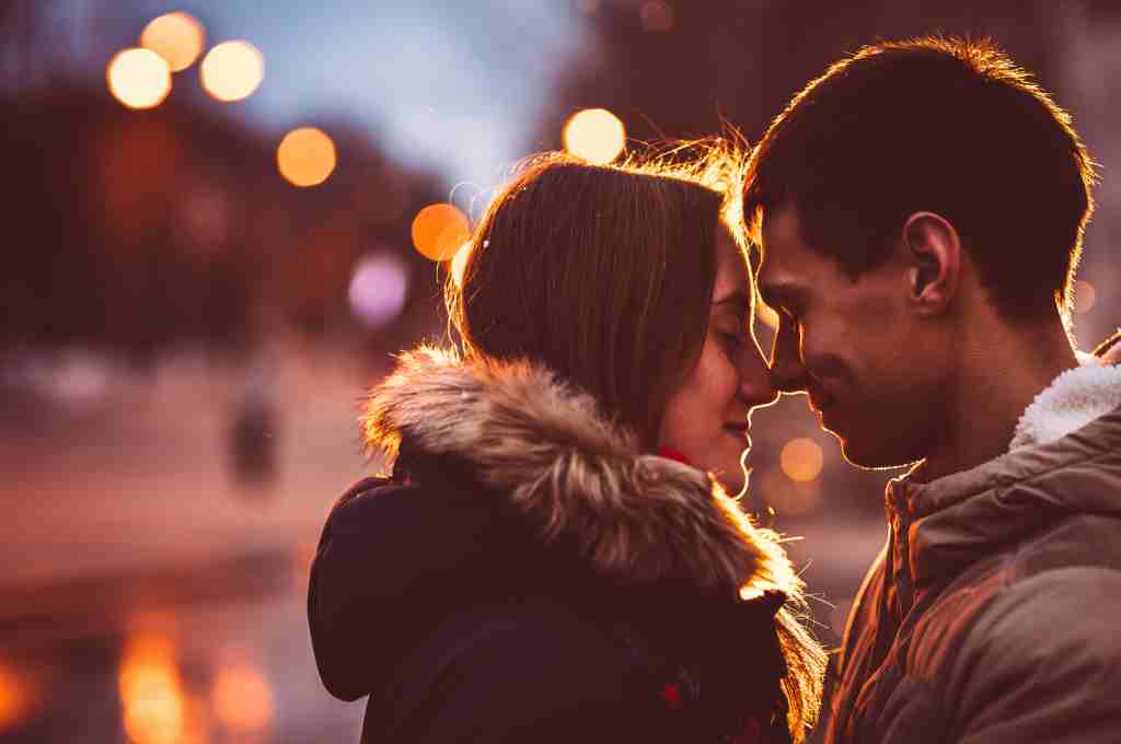11 Cara Ciuman Bibir Romantis dan Menggairahkan