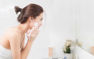 10 Facial Wash untuk Kulit Kering (Cara Memilih Produk Terbaik)