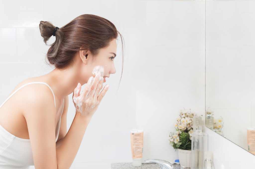 10 Facial Wash untuk Kulit Kering (Cara Memilih Produk Terbaik)