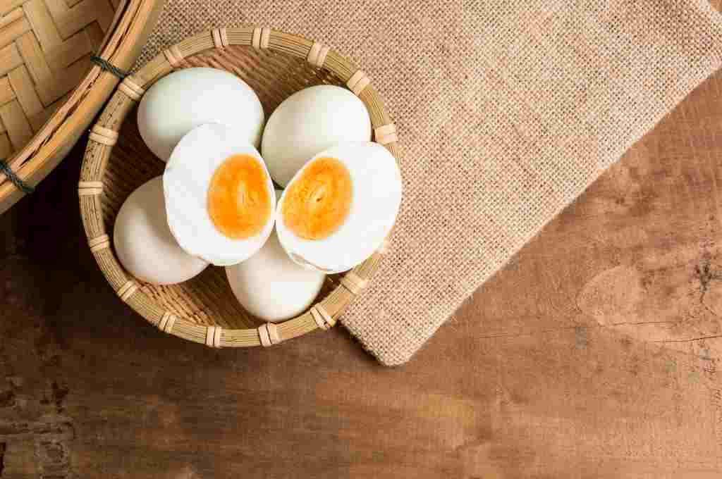 13 Manfaat Telur Bebek untuk Kesehatan (Kandungan Nutrisi)