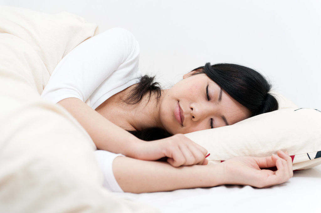 10 Akibat Tidur dengan Lampu Menyala & Tips Tidur Sehat