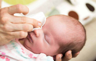 Mata Merah pada Bayi: 8 Penyebab & Cara Mengatasinya