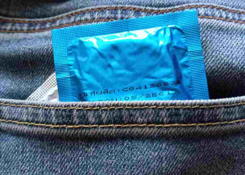 Kondom Kedaluwarsa: Ciri-Ciri, Bahaya, Umur Simpan, Cara Menyimpan, dll