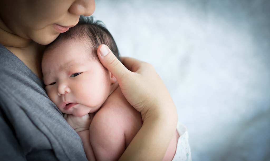 5 Pertolongan Pertama saat Bayi Jatuh dari Tempat Tidur