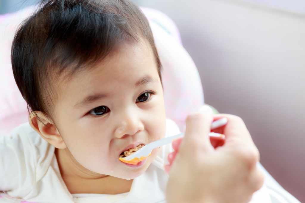 Panduan Porsi Makan Bayi sesuai Tingkatan Usia