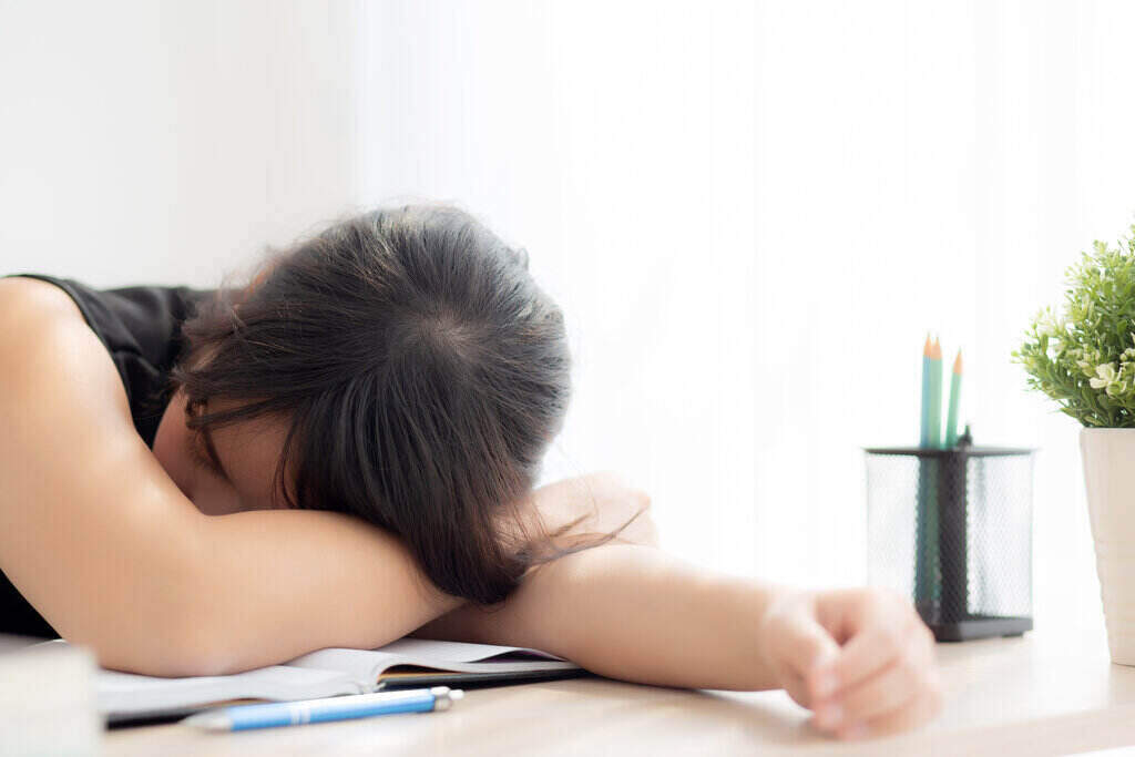 Sindrom Kelelahan Kronis: Ciri-Ciri, Penyebab, Pengobatan, dll