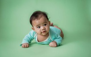 Manfaat Tummy Time Bayi dan Waktu yang Tepat untuk Melakukannya