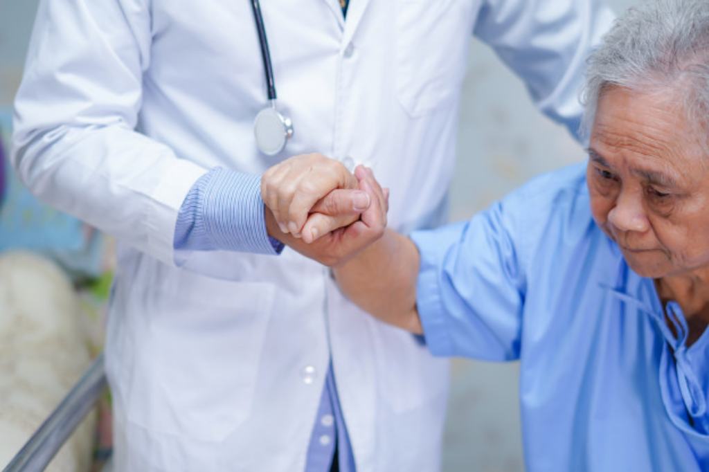 11 Cara Merawat Pasien Parkinson yang Alami dan Medis (Efektif)