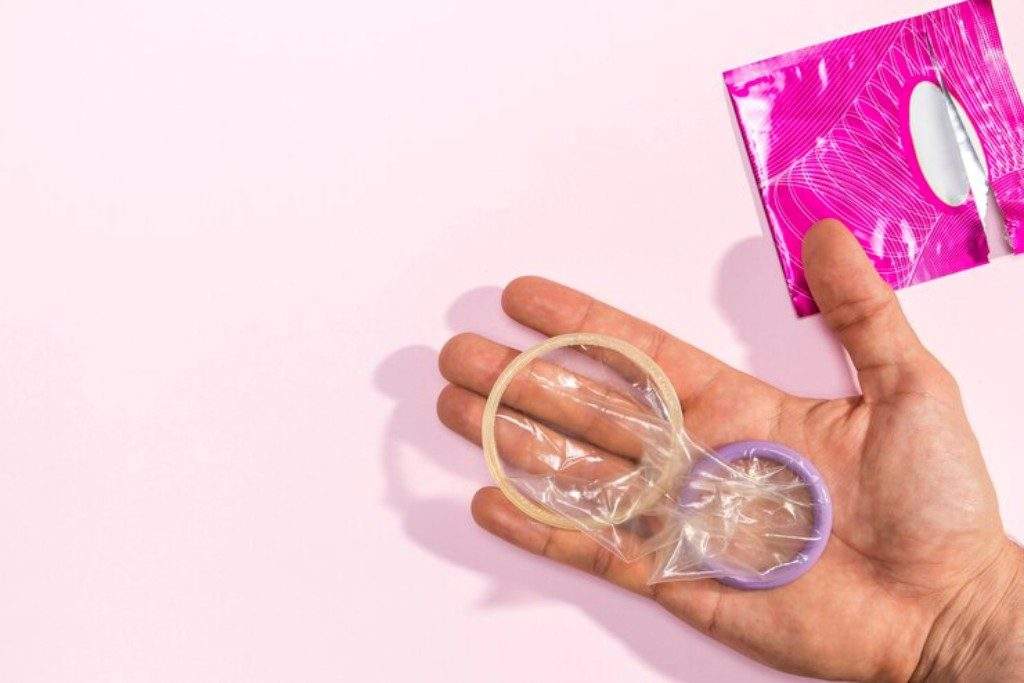 Kondom Wanita: Jenis, Cara Pakai, Kelebihan, dan Kekurangannya