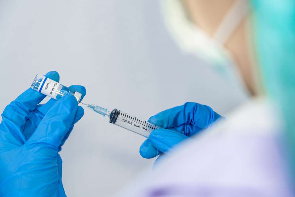 Vaksin Sinovac: Manfaat, Dosis, Keamanan, Efek Samping, dll