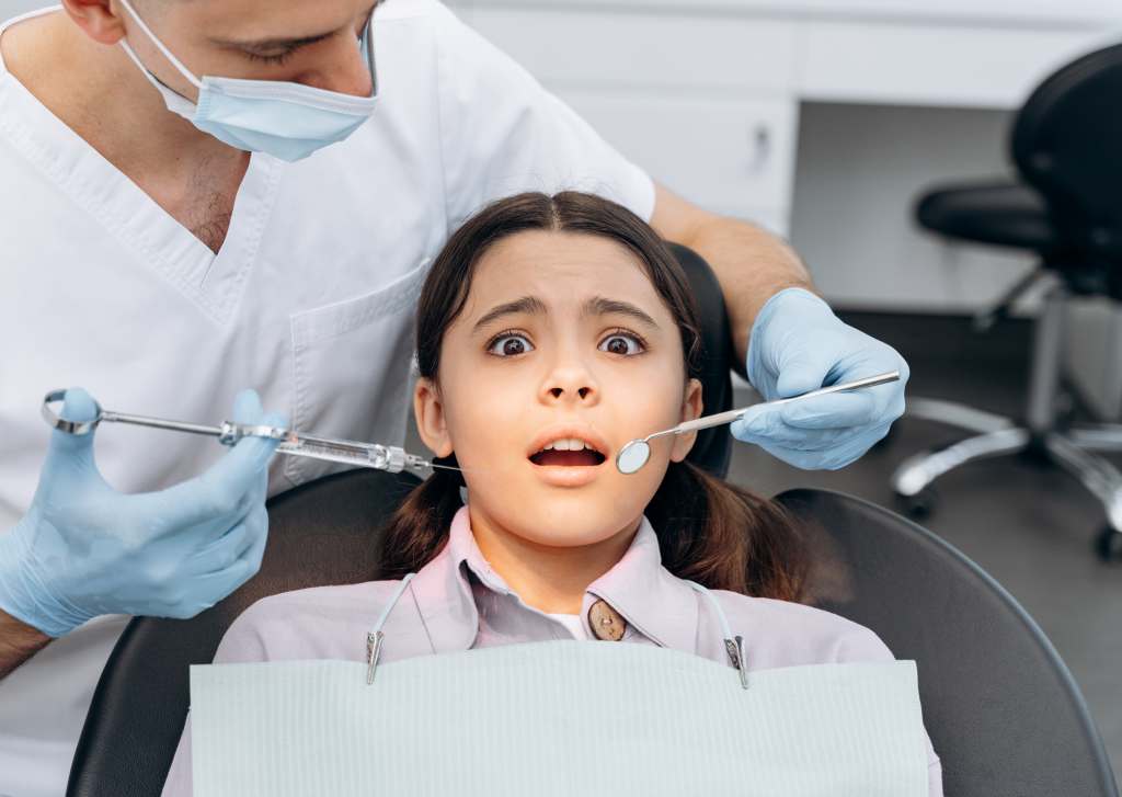 12 Cara Mengatasi Rasa Takut ke Dokter Gigi yang Mudah dan Efektif