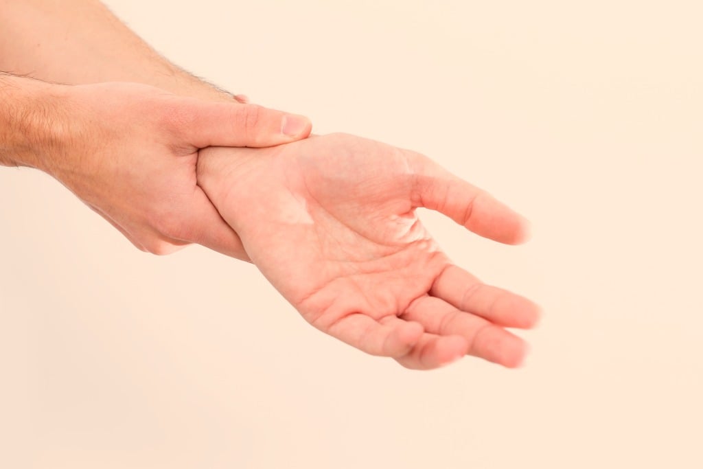 12 Penyebab Telapak Tangan dan Kaki Panas, Pengobatan hingga Penyakit!