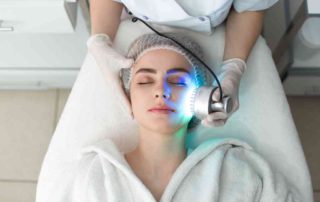 Blue Light Therapy: Manfaat, Cara Kerja, dan Efek Samping, dll