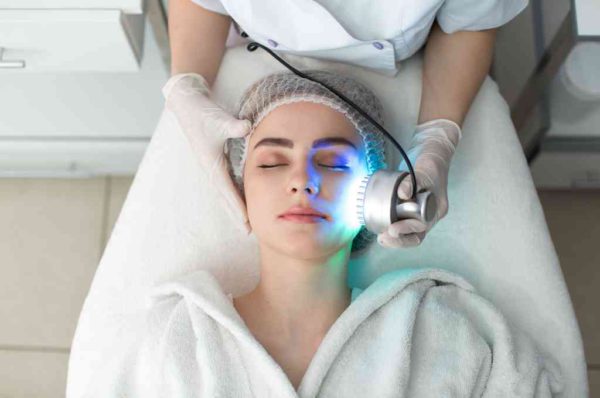 Efektifkah Blue Light Therapy Untuk Atasi Jerawat Parah?