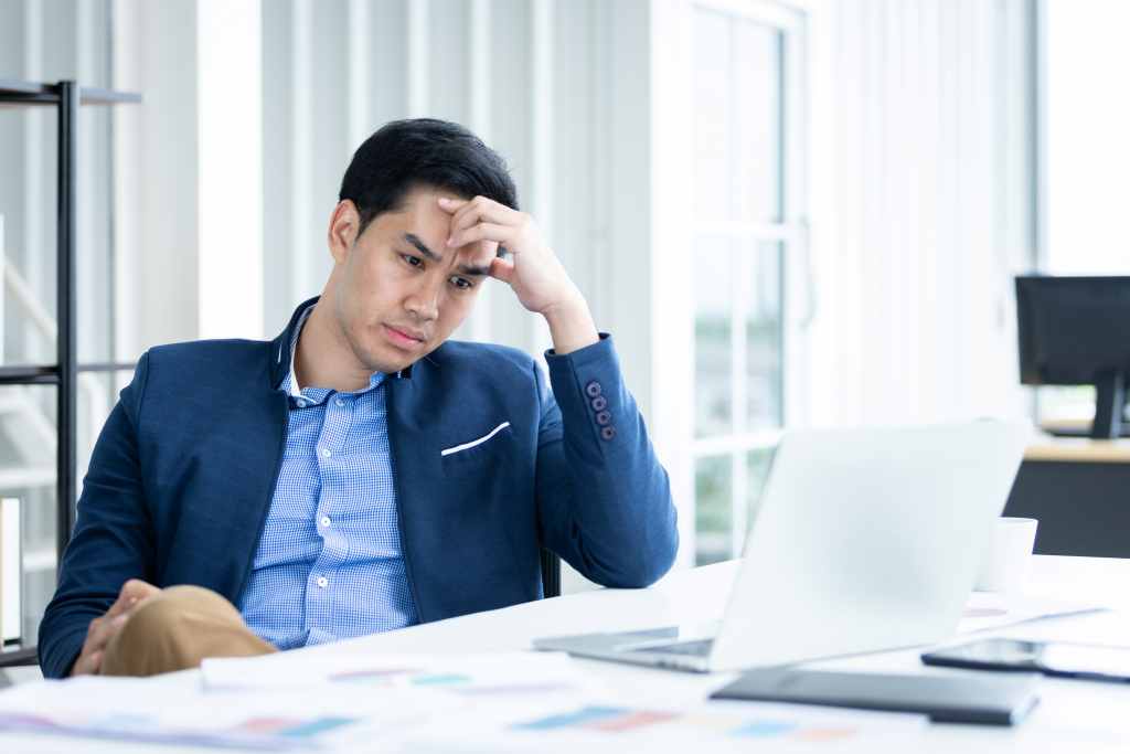 4 Cara Mengatasi Depresi yang Disebabkan oleh Pekerjaan