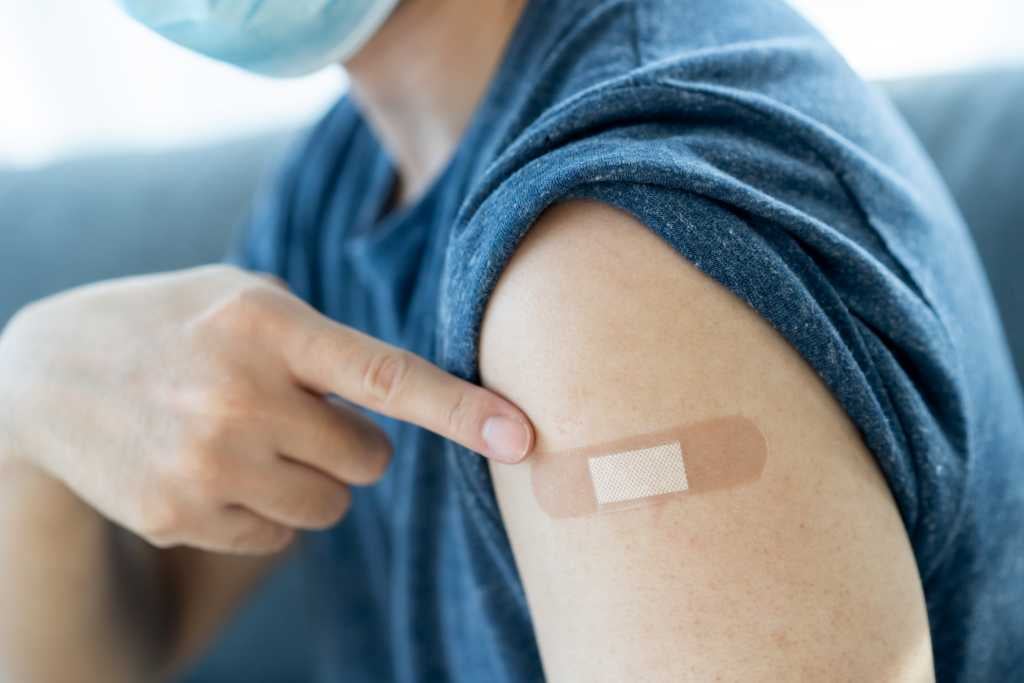 3 Pantangan Setelah Vaksin COVID-19 yang Penting untuk Anda Tahu