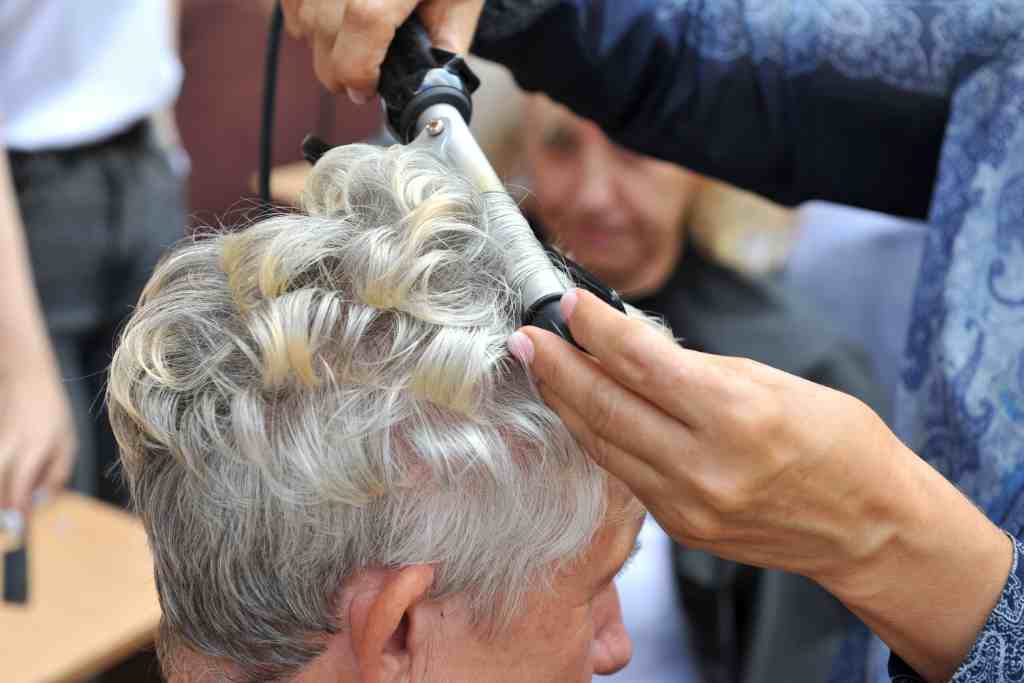 7 Cara Merawat Rambut Lansia agar Tetap Sehat dan Berkilau