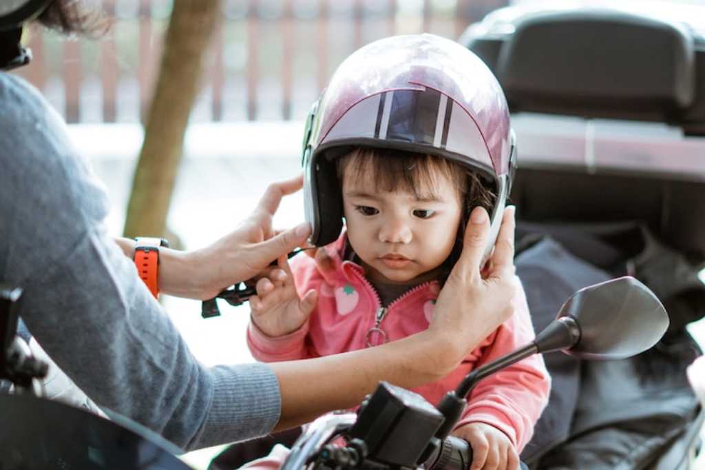 Tips Aman Membawa Bayi Bepergian Jauh Naik Motor