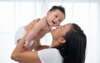 Jangan Terlalu Gemas, Ini 10 Bahaya Cubit Pipi Bayi