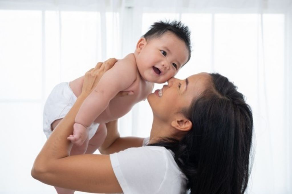 Jangan Terlalu Gemas, Ini 10 Bahaya Cubit Pipi Bayi