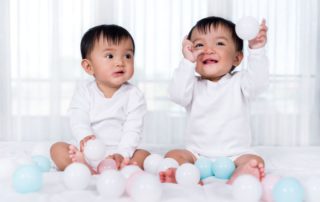 10 Cara Merawat Bayi Kembar agar Anda Tidak Kewalahan
