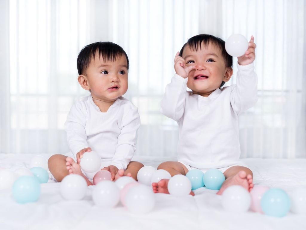 10 Cara Merawat Bayi Kembar agar Anda Tidak Kewalahan