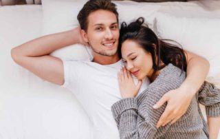 Jangan Dilewatkan, Ini 12 Manfaat Cuddling dengan Pasangan