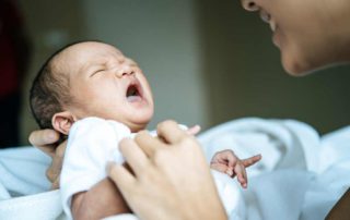 Kenali Penyebab Bayi Menangis saat Tidur dan Cara Mengatasinya