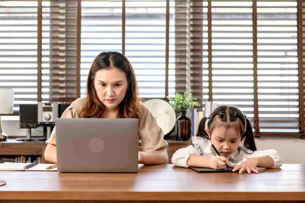 6 Tips Work from Home bagi Ibu yang Bekerja