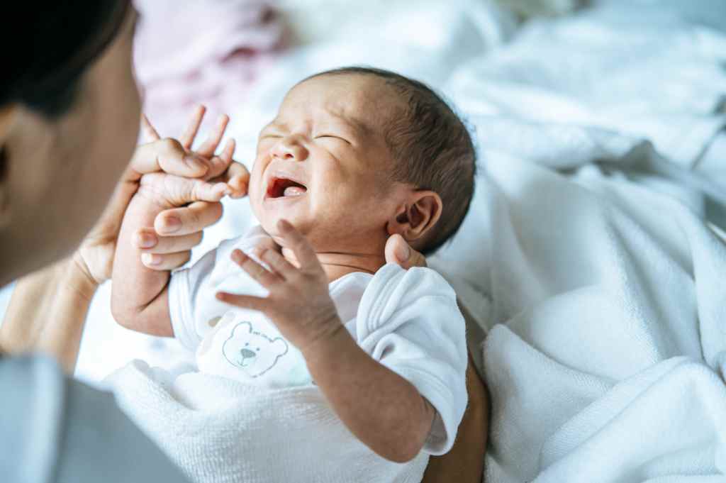 Bayi Menangis saat BAB, Ini 7 Alasannya